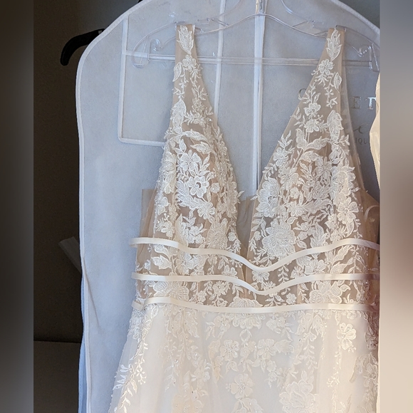 Brand New A-Line wedding dress - Picture 3 of 6